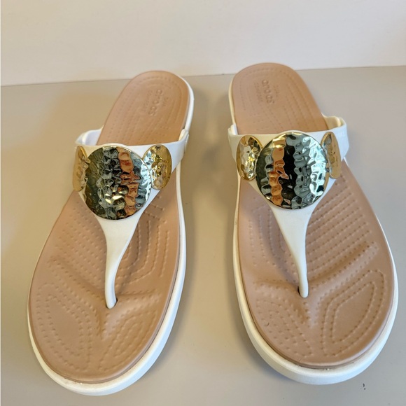 Crocs Sanrah Hammered Gold Circle Flip‎ Sandal Women\'s Size 11 Oyster main image 4